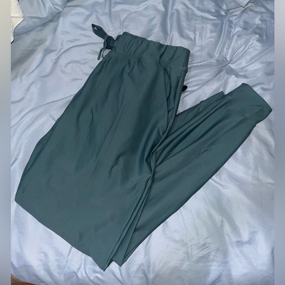 Women’s Under Armour Sweatpants - Picture 2 of 2